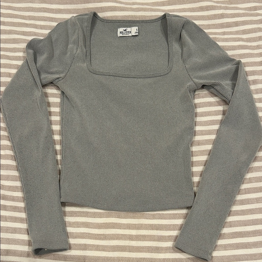 Hollister women’s gray ribbed top size small